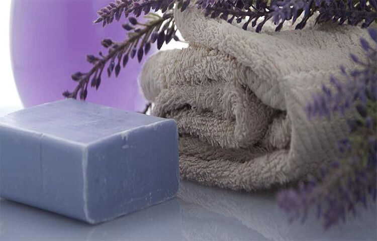 ময়েশ্চারাইজিং সাবান: এ ধরনের সাবান ত্বককে আর্দ্র করে। বিশেষ করে শুষ্ক ত্বকের জন্য এ ধরনের সাবান প্রয়োজন। এই সাবানে তেলের পরিমাণ বেশি থাকে। যেমন ক্রিম, কোকো বাটার, নিউট্রাল ফ্যাট, ল্যানোলিন ইত্যাদি থাকে। সাবানের ক্ষারীয়ভাবের জন্য ত্বক শুষ্ক ও খসখসে হয়। তাই ময়েশ্চারাইজিং সাবানে ক্ষার কম থাকে এবং নিউট্রাল হয়। ছবি: সংগৃহীত