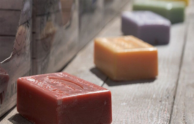 ত্বকের ধরন মাথায় রেখে সাবান কেনা উচিত: শুষ্ক ত্বকের জন্য  অ্যালোভেরা, কোকো মাখন, অ্যাভোকাডো বা উদ্ভিজ্জ তেল রয়েছে এমন সাবানগুলো সেরা। ছবি: সংগৃহীত