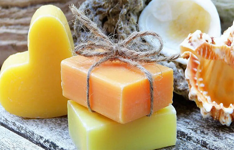 তৈলাক্ত ত্বকের জন্য: অ্যান্টি-ব্যাকটেরিয়াল সাবান বা ল্যাভেন্ডার, ক্যামোমাইল এবং থাইমযুক্ত নির্দিষ্ট ফেস ক্লিনজারযুক্ত সাবান তৈলাক্ত ত্বকের জন্য খুব কার্যকর। ছবি: সংগৃহীত