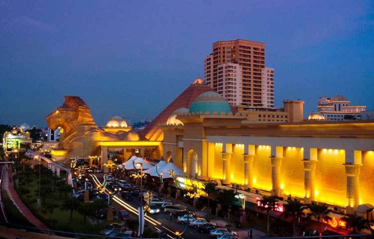 সানওয়ে পিরামিড: এটি মালয়েশিয়াতে অবস্থিত। অনেক বিদেশি পর্যটক এখানে কেনাকাটা করতে আসেন।