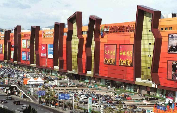 গোল্ডেন রিসোর্সেস মল: চীনের বেইজিংয়ে অবস্থিত এই শপিং মলটিতে সব সৌখিন মানুষ কেনাকাটা করতে আসেন।