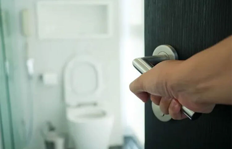 ঘন মূত্রত্যাগ: রক্তে শর্করার মাত্রা বেশি হওয়ার সবচেয়ে সাধারণ লক্ষণগুলোর মধ্যে একটি হলো স্বাভাবিকের চেয়ে বেশি প্রস্রাব করা। এটি ঘটে যখন চিনি থেকে রক্তে প্রবাহ তৈরি হয়, তখন শরীর এটি প্রস্রাবের মাধ্যমে বের করে দেওয়ার চেষ্টা করে। আপনি যদি স্বাভাবিকের চেয়ে বেশি ঘন ঘন প্রস্রাবে যান, তবে আপনার চিকিৎসকের পরামর্শ নিন শীঘ্রই। ছবি: সংগৃহীত