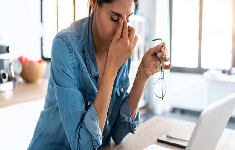 ক্লান্তি: রক্তে অতিরিক্ত শর্করা প্রায়ই দীর্ঘস্থায়ীভাবে বেড়ে যায় যার ফলে শরীর ইনসুলিন প্রতিরোধী হয়ে ওঠে। হরমোন যা কোষকে শক্তির জন্য চিনি ব্যবহার করতে সহায়তা করে। সেই শক্তির উৎসের অভাবে, রক্তে হাই বøাড সুগারের প্রবণতা থাকা ব্যক্তি প্রায়ই ক্লান্ত বোধ করতে পারে। ছবি: সংগৃহীত