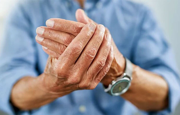 অসাড়তা: দীর্ঘস্থায়ীভাবে রক্তে উচ্চ মাত্রায় শর্করার ফলে শরীরজুড়ে স্নায়ুর ভয়ঙ্কর ক্ষতি হতে পারে। এই অবস্থা ডায়াবেটিক নিউরোপ্যাথি নামে পরিচিত। সবচেয়ে সাধারণ ফর্ম হলো পেরিফেরাল নিউরোপ্যাথি, যা ব্যক্তির হাত, পা ইত্যাদি অন্যকে প্রভাবিত করে। এর ফলে শরীরে জ্বলন, অসাড়তা, ব্যথা, বা তাপমাত্রার প্রতি সংবেদনশীলতা কমতে বা বাড়তে পারে অথবা প্রভাবিত এলাকায় তীক্ষ্ণ ব্যথা বা ক্র্যাম্প তৈরি করতে পারে। রাতে লক্ষণগুলো আরও বেড়ে যায়। ছবি: সংগৃহীত