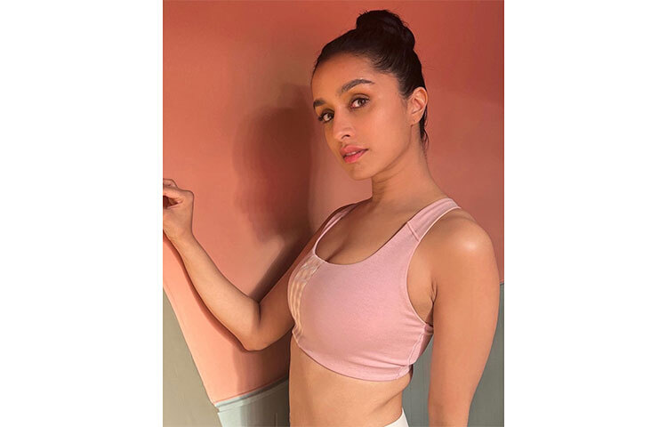 গোলাপি সাজে উষ্ণতা ছড়ালেন শ্রদ্ধা। ছবি: সংগৃহীত