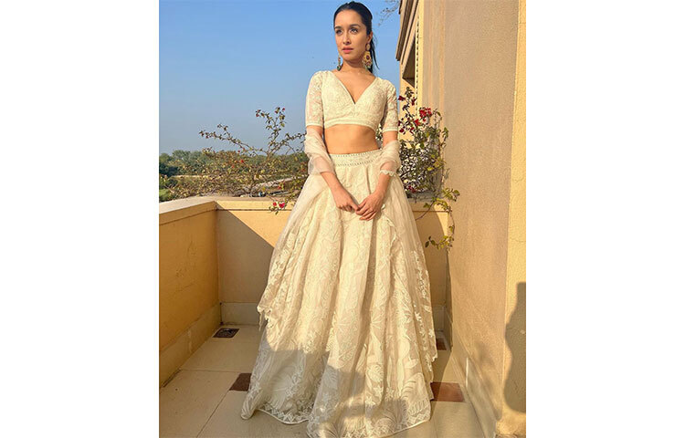 সাদা লেহেঙ্গায় শ্রদ্ধার দিক থেকে চোখ ফেরানো যাবে না। ছবি: সংগৃহীত