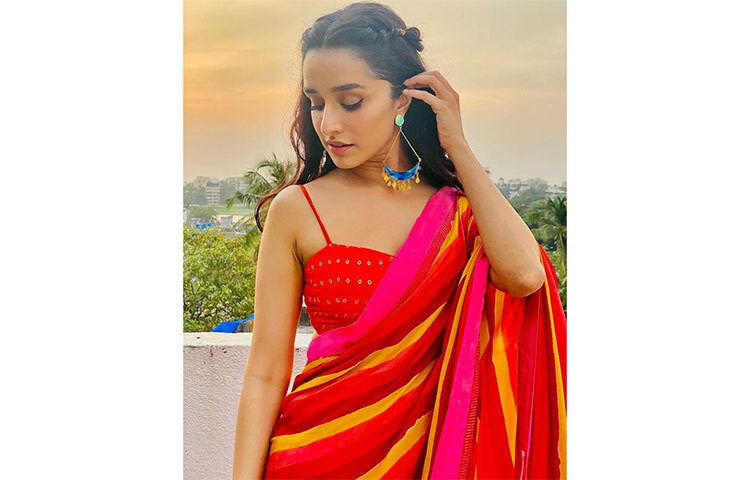 লাল শাড়ি মানানসই ব্লাউজে শক্তি-কন্যা ভীষণ সুন্দর। ছবি: সংগৃহীত