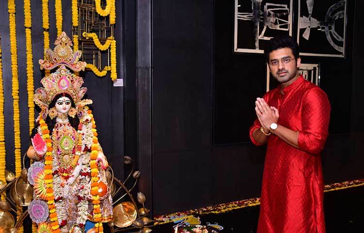 সরস্বতী পূজায় হাজির অঙ্কুশ হাজরা।