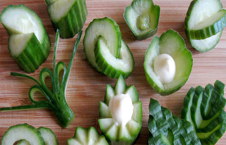 শসা নিঃসন্দেহে স্বাস্থ্যকর একটি ফল। কিন্তু স্বাস্থ্যকর হলেও প্রয়োজনের অতিরিক্ত কোনো কিছুই খাওয়া ভালো নয়। শসাতে প্রায় ৯৫ শতাংশ পানি থাকে। তাই বেশি পরিমাণে শশা খেলে পেট ফেঁপে যেতে পারে। ছবি: সংগৃহীত