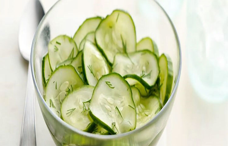 শসা বলে নয়, যে কোনো ফল খাওয়ারই নির্দিষ্ট সময় আছে। রাতে শসা যথাসম্ভব এড়িয়ে চলাই ভালো। শসা এমনি হজম করতে সাহায্য করে। কিন্তু রাতে বেশি শসা খেলে বদহজমের সমস্যা দেখা দিতে পারে। শরীরের অন্দরে কোনো সমস্যা হলে ব্যাঘাত ঘটে ঘুমেরও। ছবি: সংগৃহীত