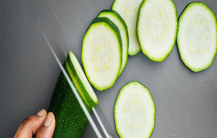 ভারী কোনো খাবারের সঙ্গে শসা না খাওয়াই ভালো। সন্ধ্যা বেলায় যদি কোনো ভারী খাবার খান, সে ক্ষেত্রে খাওয়ার কিছু ক্ষণ পর শসা খেয়ে নিতে পারেন। এতে হজম ভালো হবে। শসা হজমে সহায়তা করে। কিন্তু শসা নিজে হজম হতে সময় নেয়। ছবি: সংগৃহীত