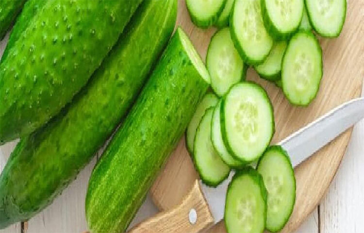 ঘুমাতে যাওয়ার অন্তত ৩-৪ ঘণ্টা আগে শসা খেয়ে নেওয়া জরুরি। আর সবচেয়ে জরুরি হলো একসঙ্গে শসা না খেয়ে, সারাদিনে অল্প অল্প করে শসা খাওয়া। তা হলে সমস্যা কম হবে। ছবি: সংগৃহীত