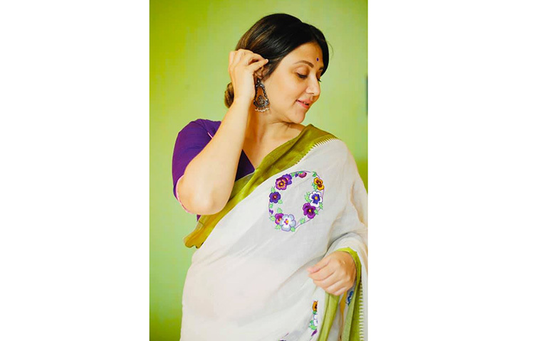 এবার আবেদনময়ী পোশাকে নয়, সাদা শাড়িতে দেখা গেল আলোচিত অভিনেত্রী স্বস্তিকাকে। ছবি: ফেসবুক