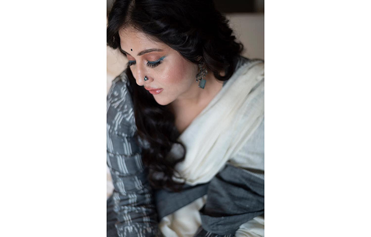 ধূসর রঙের শাড়িতে সেজেছেন স্বস্তিকা। ছবি: ফেসবুক