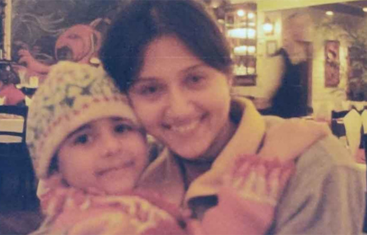 আজ মেয়ের বয়স ২১ বছর। মা ৪১। অসমবয়সি দুই বন্ধুর বিভিন্ন মুহূর্তের ছবি বারবার নেটমাধ্যমে ভেসে ওঠে। ছবি: সংগৃহীত