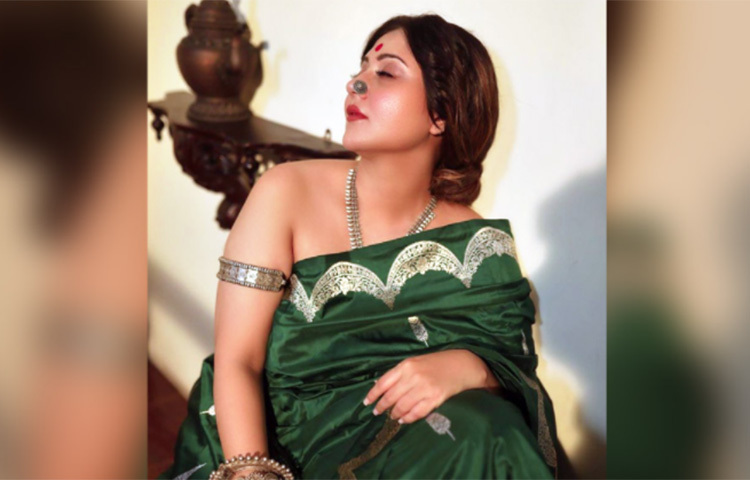 কিন্তু মহামারি গ্রাস করার পর থেকে ফেসবুক, ইনস্টাগ্রাম, টুইটার মানুষকে সেবা করার অস্ত্র হয়ে উঠল তার কাছে। শুধু মানুষ নন, কুকুর-বিড়ালকে বাঁচানোর জন্য বারবার সাহায্যের হাত বাড়িয়েছেন স্বস্তিকা। ছবি: সংগৃহীত