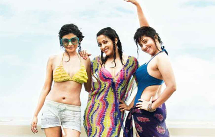 বাণিজ্যিক ছবিতে নাচ-গান করেই তিনি বিখ্যাত হয়েছেন বটে। কিন্তু ধীরে ধীরে চিত্রনাট্য বেছে নেওয়ার দিকে খুঁতখুঁতে হলেন স্বস্তিকা। এক দিকে যেমন তার ঝুলিতে রয়েছে, ‘মস্তান’, ‘ক্রান্তি’, ‘সাথিহারা’র মতো ছবি, অন্য দিকে রয়েছে, ‘০৩৩’, ‘ভূতের ভবিষ্যৎ’, ‘আমি আর আমার গার্লফ্রেন্ডস’, ‘জাতিস্মর’, ‘তবে তাই হোক’-ও। ছবি: সংগৃহীত