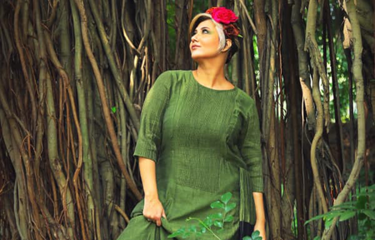 সবুজ পোশাকে স্বস্তিকা।