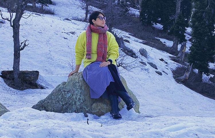 নিজের কয়েকটি ছবি পোস্ট করে স্বস্তিকা লেখেন, ‘এই হলুদ সোয়েটারটি আমার বাবার। শিলংয়ে পরিবারের সঙ্গে ছুটি কাটাতে গিয়ে প্রথমবার বাবাকে এই সোয়েটারটি পরতে দেখেছিলাম।’ ছবি: সংগৃহীত