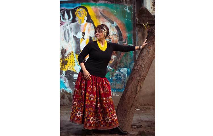 পেইটিংয়ের সামনে স্বস্তিকার ফটোশুট।