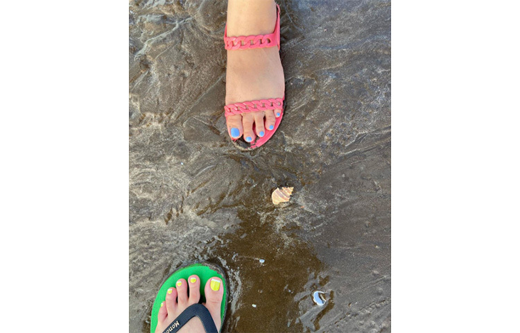 মেয়ের সঙ্গে সৈকতে বালির মধ্যে পা রেখে ক্যামেরাবন্দি করেছেন স্বস্তিকা। ছবির ক্যাপশানে লিখেছেন, ‘সুখ বোধহয় একেই বলে’। ছবি: ইনস্টাগ্রাম