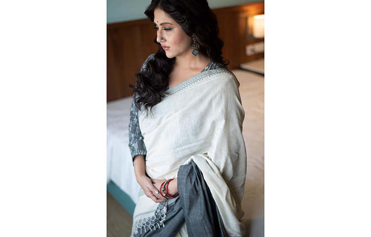 পূজার শাড়িতে সেজে ক্যামেরা বন্দি স্বস্তিকা। ছবি: ফেসবুক