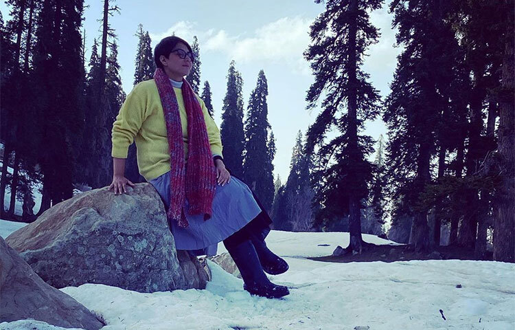 সোয়েটারের সঙ্গে জড়িয়ে থাকা ছোটবেলার উষ্ণতায় নস্টালজিক হয়ে পড়েন নায়িকা।  ছবি: সংগৃহীত