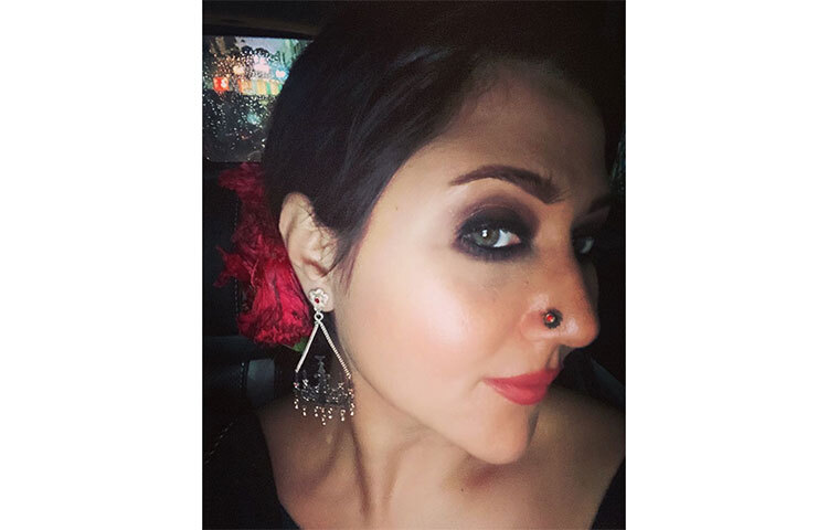 গতকাল (১৩ সেপ্টেম্বর) ফের স্টাইলে সোশ্যাল মিডিয়ায় ঝড় তুলেছেন স্বস্তিকা। বেলি, জুঁই বা গোলাপ নয়, খোঁপায় তিনি দিয়েছেন লাল জবা। ছবি: সংগৃহীত