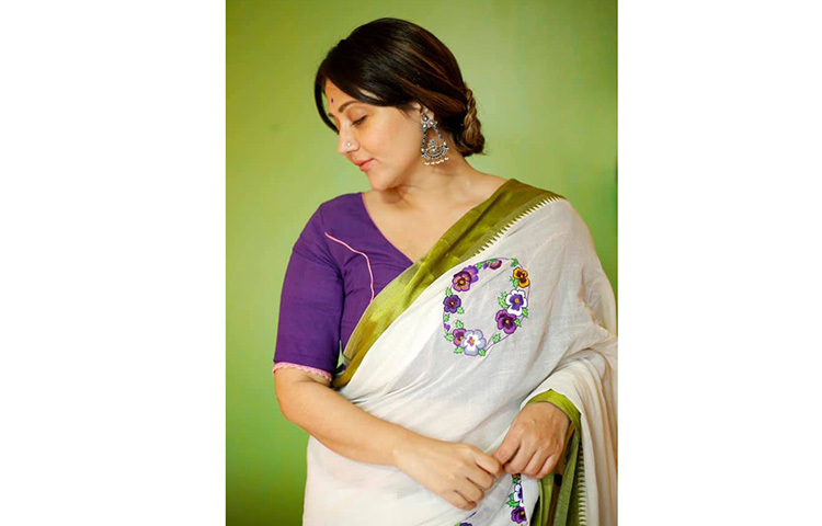 তবে স্বস্তিকা শাড়ি পরতেও অনেক পছন্দ করেন। ছবি: ফেসবুক