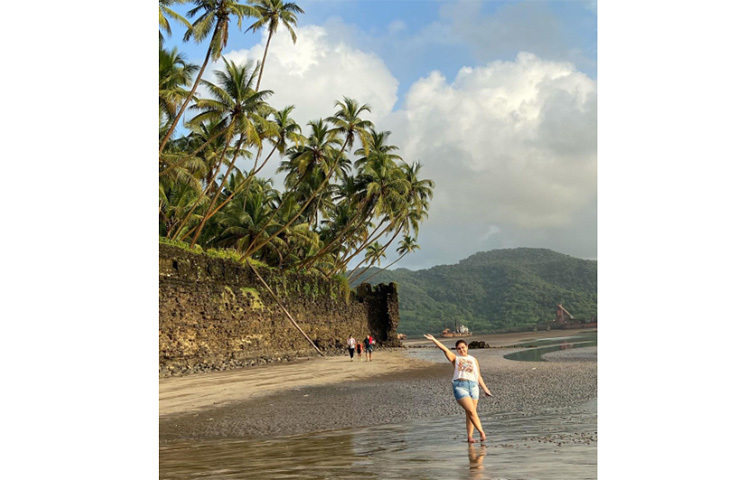 সৈকতের মুক্ত বাতাসে স্বস্তিকার মেয়ে অন্বেষা। ছবি: ইনস্টাগ্রাম