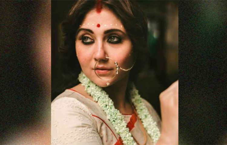 ১৯৯৮ সালে ১৮ বছর বয়সে রবীন্দ্রসংগীত শিল্পী প্রয়াত সাগর সেনের ছেলে প্রমিত সেনের সঙ্গে চার হাত এক হয় সন্তু মুখোপাধ্যায়ের মেয়ে স্বস্তিকার। তার বিবাহিত জীবন সুখের ছিল না বলেই জানিয়েছিলেন অভিনেত্রী। বিয়ের দুবছরের মাথায় স্বামীর বিরুদ্ধে বিবাহ বিচ্ছেদের মামলা করেন তিনি। প্রমিত তাকে শারীরিক ও মানসিক নির্যাতন করতেন বলে অভিযোগও করেছিলেন নায়িকা। ছবি: সংগৃহীত