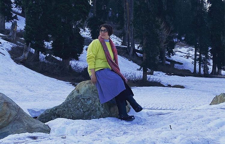 স্বস্তিকা লেখেন, ‘গরমের ছুটিতে বেরতে যাওয়ার প্রথা বাকি সবার মতন আমাদেরও ছিল। চেরাপুঞ্জিতে ঘন কুয়াশায় বাবাকে খুঁজে পাওয়ার একমাত্র উপায় ছিল এই হলুদ সোয়েটারটা।’ ছবি: সংগৃহীত