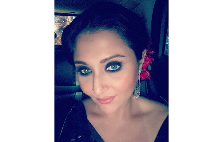 কালো শাড়ির সঙ্গে খোঁপায় জবা ফুলের সংমিশ্রণে মুগ্ধ করেছেন ভক্তদের। তার এ ছবি দেখে কমেন্ট বক্সে অনুরাগীরা কেউ লিখেছেন, ‘সুন্দরী’, কেউ লিখেছেন ‘জাঁকজমক’, কেউ লিখেছেন ‘র‌্যাভিশিং’। ছবি: সংগৃহীত