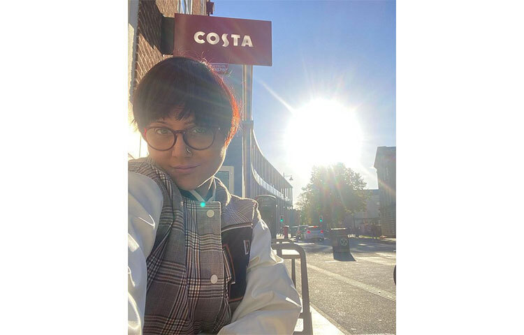 রাস্তাঘাটের পাশাপাশি সেখানকার বিভিন্ন কফিশপেও সময় কাটাচ্ছেন তিনি। ছবি: সংগৃহীত