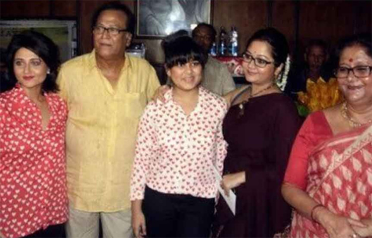 সেই সম্পর্ক আজও আইনের খাতায় তোলা আছে। বিবাহবিচ্ছেদের পথে অন্তরায় হয়ে দাঁড়ান প্রমিত। এরপরে স্বস্তিকা আর কোনো দিন বিয়ে করেননি। মা, বাবা, বোন, মেয়েকে নিয়েই তিনি সংসার গুছিয়ে নিয়েছিলেন। প্রমিত এবং স্বস্তিকার একমাত্র সন্তান অন্বেষা আজ তার মায়ের বড় ভরসা। ছবি: সংগৃহীত