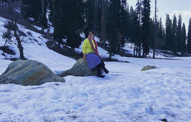 স্বস্তিকা ফিরে যান ছোটবেলায়। তিরি আরও লেখেন, ‘তখন আমি ক্লাস ফোরে পড়ি বোধ হয়। ছুটি শেষে ড্রাই ক্লিনার থেকে ফেরে এলে মা নরম কাপড় মুড়ে তুলে রাখত, গরম জামাকাপড় থাকে যেভাবে সব মধ্যবিত্তের বাড়িতে। এর জন্য যতœ ছিল একটু বেশি কারণ হলুদ রঙ মায়ের সবচেয়ে প্রিয়। ছবি: সংগৃহীত