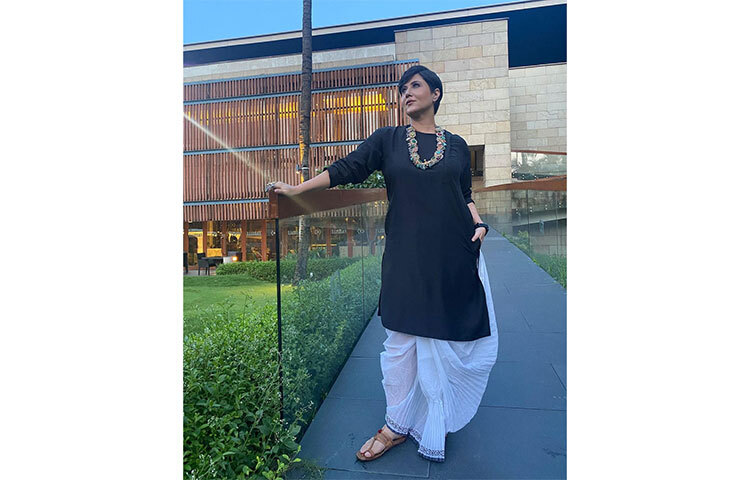 কিছুদিন আগেই ধুতি পাঞ্জাবি পরে স্বস্তিকা উঠে এসেছিলেন আলোচনার কেন্দ্রবিন্দুতে। তবে শুধু ফ্যাশনই নয়, সম্প্রতি ক্রিমিনাল জাস্টিস সিজন থ্রি-এ স্বস্তিকা মুখার্জির অভিনয়ও নজর কাড়ছে সর্বভারতীয় দর্শকের। ছবি: সংগৃহীত