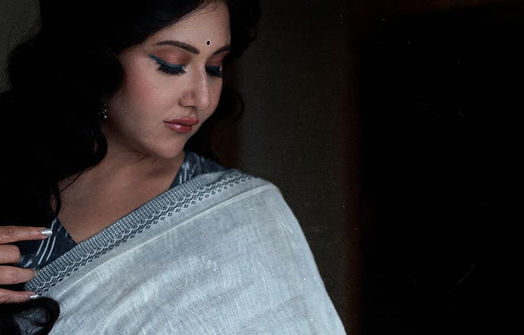 নজরকাড়া রূপে স্বস্তিকা। ছবি: ফেসবুক