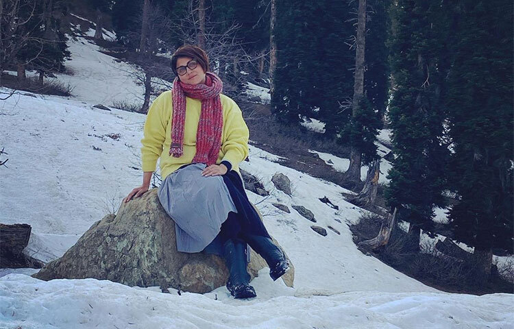 এখনও একদম নতুন রয়েছে সেই সোয়েটার। সেই উলে এখনও বাবাকে খুঁজে পান স্বস্তিকা। তাই তো লিখেছেন ঐ সোয়েটার পরে তিনি যখন ঘুরলেন তখন তার সঙ্গে তার বাবারও একটু ঘোরা হয়ে গেল। ছবি: সংগৃহীত