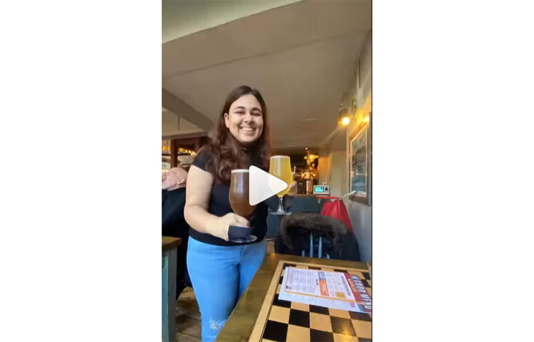 ভিডিওতে স্বস্তিকার সঙ্গে দেখা গেল তার মেয়ে অন্বেষাকে।  ছবি: সংগৃহীত