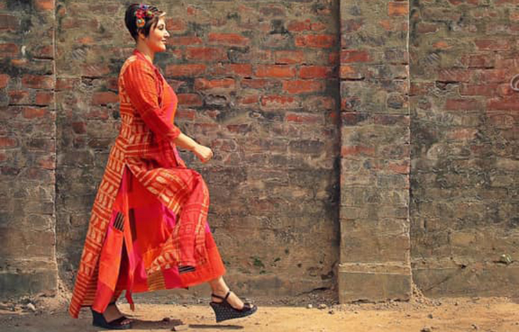 ছুটছেন স্বস্তিকা।