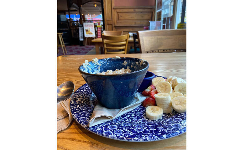 একটি পোস্টে তিনি লিখেছেন, ‘কখনও কখনও কিছু না করাটাও অসাধারণ লাগে। কোথাও যাওয়ার নেই, কোনো কাজ নেই। যখন মেয়ে ঘুমাচ্ছিল আমি আমার ব্রেকফাস্ট সেরে নিলাম। এরপর ঘুরে বেড়ালাম আর যা কিছু সুন্দর তা আহরণ করলাম। জায়গাটা সত্যিই সুন্দর।’ ছবি: সংগৃহীত