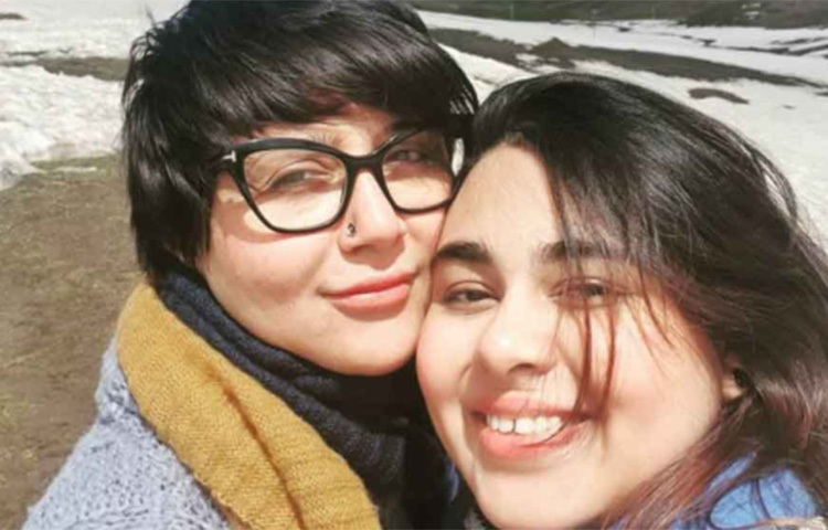 স্বস্তিকা চিরকালই ছক ভাঙা। তাই এই তত্ত্বের ধার ধারেননি তিনি। সকলের সামনে মেয়েকে নিয়ে এসেছেন। মেয়ের সঙ্গেই বড় হয়েছেন যেন। ছবি: সংগৃহীত