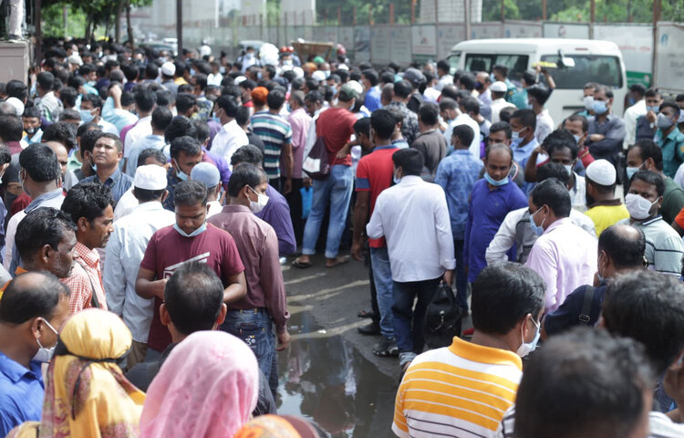 সৌদি প্রবাসীদের দাবি, অবিলম্বে ভিসার মেয়াদ বাড়িয়ে তাদের বিমানের টিকিটের ব্যবস্থা করা। ছবি: মাহবুব আলম