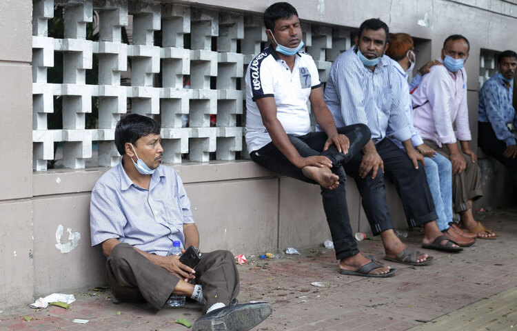 সৌদি অ্যারাবিয়া এয়ারলাইন্স টিকিট বিক্রি সংক্রান্ত সব কার্যক্রম অনির্দিষ্টকালের জন্য স্থগিত করায় গতকালের মতো আজ (বুধবার) সকালেও কারওয়ান বাজারে সাউদিয়া কার্যালয়ের বাইরে বিক্ষোভ করেন প্রবাসীরা। সেখান থেকেই বিক্ষোভকারীদের একাংশ ইস্কাটন গার্ডেনের প্রবাসী কল্যাণ ভবনের সামনের সড়কে অবস্থান নেয়। ছবি: মাহবুব আলম