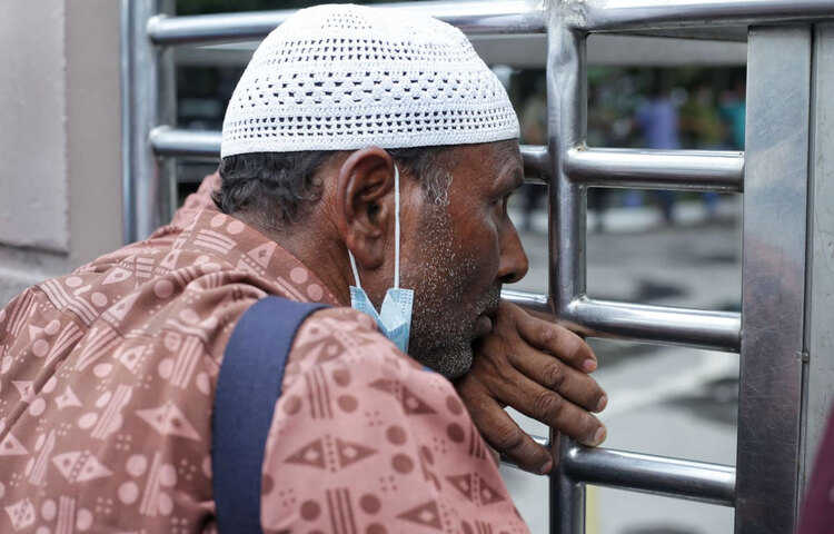 সাভার থেকে আসা মাইনুল ইসলাম বলেন, ‘আমি এ বছরের ২৮ জানুয়ারি দেশে ফিরেছি। আমার সৌদির রিটার্ন টিকিট কাটা ছিল। তবে লকডাউনের কারণে যেতে পারিনি। এখন টিকিটের তারিখ পরিবর্তনের জন্য অতিরিক্ত টাকা চাচ্ছে এজেন্সি। এগুলো সমাধানের জন্যই এখানে অবস্থান করেছি।’ ছবি: মাহবুব আলম