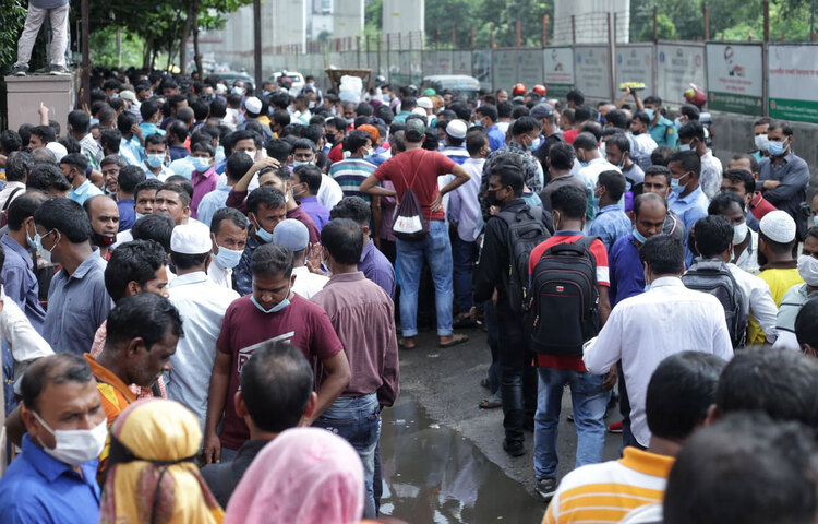 দাবিতে অনড় প্রবাসীরা। ছবি: মাহবুব আলম