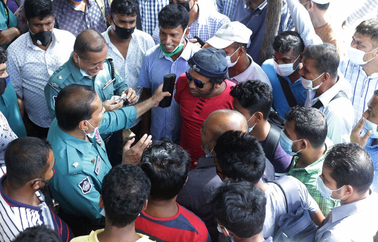 উল্লেখ্য, করোনাভাইরাস সংক্রমণের কারণে ৬ মাস বন্ধ থাকার পর প্রথম একটি ফ্লাইট গত রাতে ঢাকা ছেড়েছে। সৌদি সময় মঙ্গলবার (২২ সেপ্টেম্বর) দিবাগত রাত ৩টা ২০ মিনিটে বিমানবন্দরে অবতরণ করে ফ্লাইটটি। ছবি: মাহবুব আলম