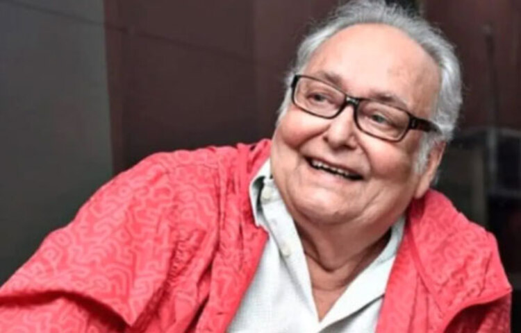 সৌমিত্র চট্টোপাধ্যায়ের জন্ম ১৯৩৫ সালের ১৯ জানুয়ারি। নাটকে হাতেখড়ি বাড়িতেই। ঠিক অপুর মতোই কম বয়সেই চলে আসা কলকাতায়। সেখানেই বাংলা সাহিত্যে হাতেখড়ি। এই সময়েই থিয়েটারের সঙ্গে একটা অবিচ্ছেদ্য নাড়ির যোগ তৈরি হয়।