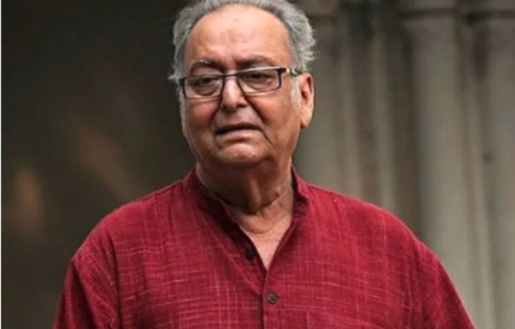 সৌমিত্রের দাদু ভারতের হাওড়া বোমার মামলায় জেল খেটেছিলেন। বাড়িতে এসেছিল সুভাষচন্দ্র বসু, বাঘাযতীনের মতো বিপ্লবীরা। কাজেই তার মনটা আজীবনই স্বদেশচেতনায় মগ্ন ছিল।